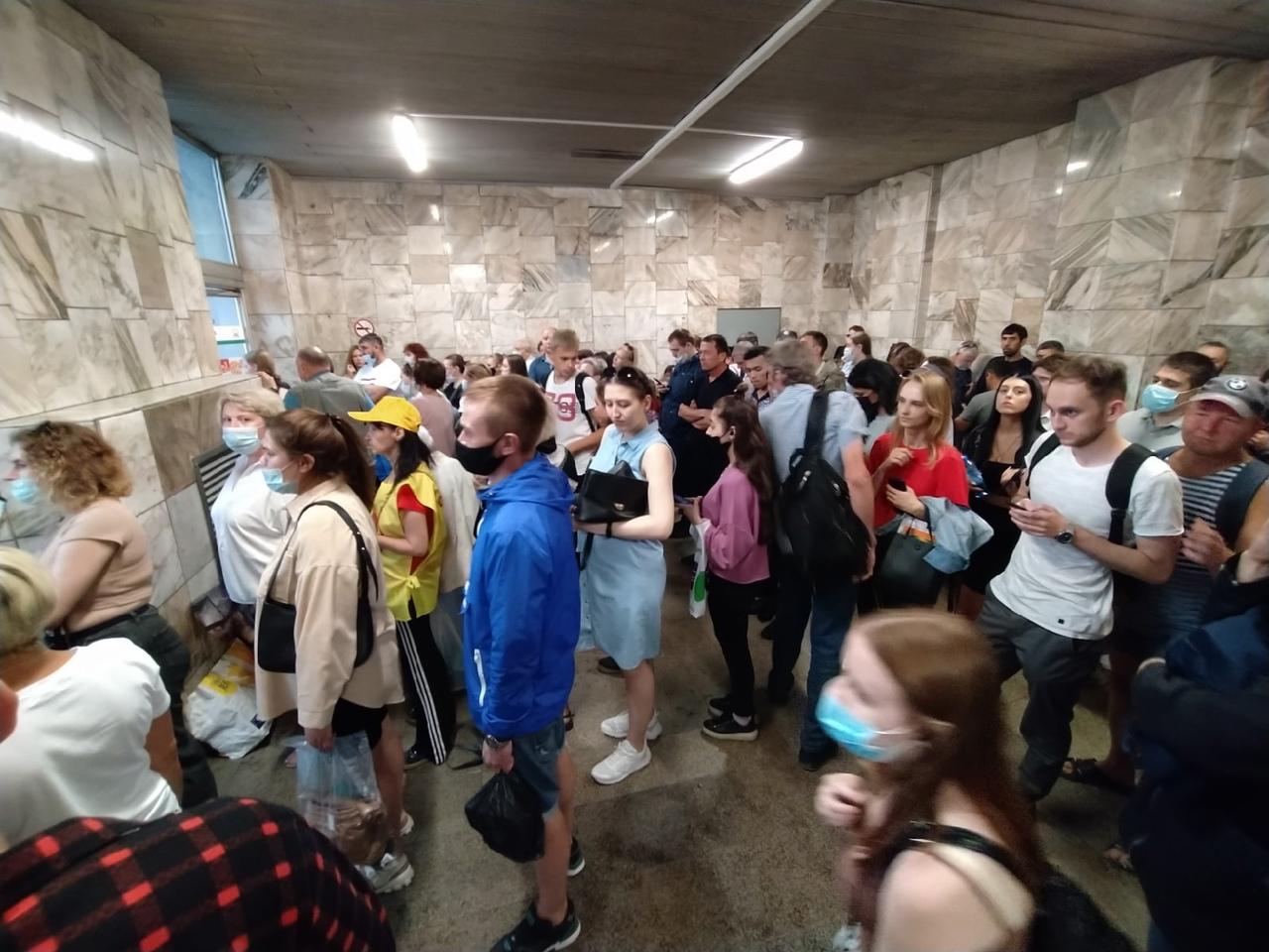 Фото Мощный ливень загнал новосибирцев в подземные переходы 2